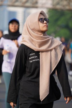 Jakarta, Endonezya 'da 12 Haziran 2024: Asyalılar Orta Jakarta' daki Sudirman-Thamrin bölgesinde koşuyorlar. Arabasız gün Sudirman - Thamrin. Odaklanamadı