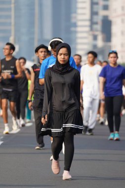 Jakarta, Endonezya 'da 12 Haziran 2024: Asyalılar Orta Jakarta' daki Sudirman-Thamrin bölgesinde koşuyorlar. Arabasız gün Sudirman - Thamrin. Odaklanamadı