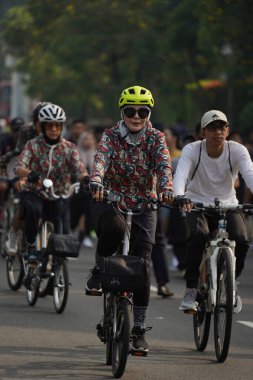 Jakarta, Endonezya 'da 12 Haziran 2024: Asyalılar Orta Jakarta' daki Sudirman-Thamrin bölgesinde koşuyorlar. Arabasız gün Sudirman - Thamrin. Odaklanamadı