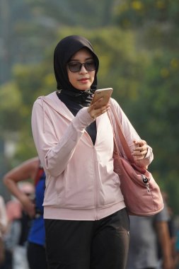 Jakarta, Endonezya 'da 12 Haziran 2024: Asyalılar Orta Jakarta' daki Sudirman-Thamrin bölgesinde koşuyorlar. Arabasız gün Sudirman - Thamrin. Odaklanamadı