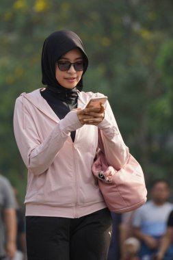 Jakarta, Endonezya 'da 12 Haziran 2024: Asyalılar Orta Jakarta' daki Sudirman-Thamrin bölgesinde koşuyorlar. Arabasız gün Sudirman - Thamrin. Odaklanamadı