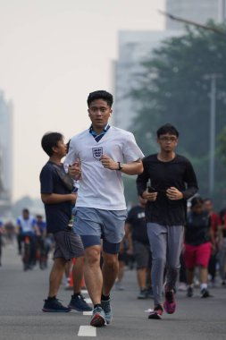Jakarta, Endonezya 'da 12 Haziran 2024: Asyalılar Orta Jakarta' daki Sudirman-Thamrin bölgesinde koşuyorlar. Arabasız gün Sudirman - Thamrin. Odaklanamadı