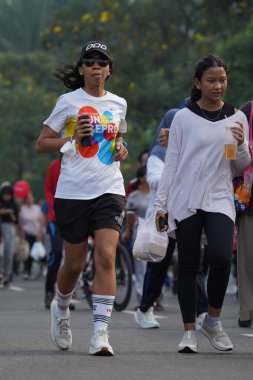 Jakarta, Endonezya 'da 12 Haziran 2024: Asyalılar Orta Jakarta' daki Sudirman-Thamrin bölgesinde koşuyorlar. Arabasız gün Sudirman - Thamrin. Odaklanamadı