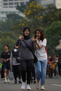 Jakarta, Endonezya 'da 12 Haziran 2024: Asyalılar Orta Jakarta' daki Sudirman-Thamrin bölgesinde koşuyorlar. Arabasız gün Sudirman - Thamrin. Odaklanamadı