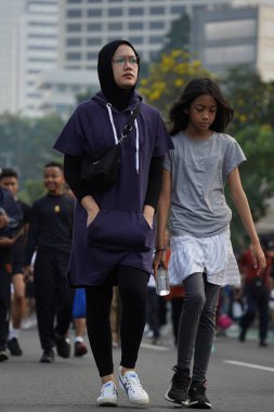 Jakarta, Endonezya 'da 12 Haziran 2024: Asyalılar Orta Jakarta' daki Sudirman-Thamrin bölgesinde koşuyorlar. Arabasız gün Sudirman - Thamrin. Odaklanamadı