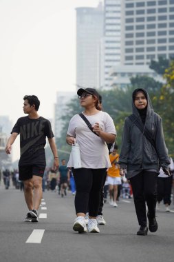 Jakarta, Endonezya 'da 12 Haziran 2024: Asyalılar Orta Jakarta' daki Sudirman-Thamrin bölgesinde koşuyorlar. Arabasız gün Sudirman - Thamrin. Odaklanamadı