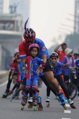 Jakarta, Endonezya 'da 12 Haziran 2024: Asyalılar Orta Jakarta' daki Sudirman-Thamrin bölgesinde koşuyorlar. Arabasız gün Sudirman - Thamrin. Odaklanamadı