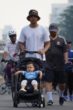 Jakarta, Endonezya 'da 12 Haziran 2024: Asyalılar Orta Jakarta' daki Sudirman-Thamrin bölgesinde koşuyorlar. Arabasız gün Sudirman - Thamrin. Odaklanamadı