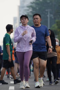 Jakarta, Endonezya 'da 12 Haziran 2024: Asyalılar Orta Jakarta' daki Sudirman-Thamrin bölgesinde koşuyorlar. Arabasız gün Sudirman - Thamrin. Odaklanamadı