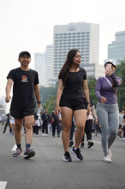 Jakarta, Endonezya 'da 12 Haziran 2024: Asyalılar Orta Jakarta' daki Sudirman-Thamrin bölgesinde koşuyorlar. Arabasız gün Sudirman - Thamrin. Odaklanamadı