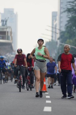 Jakarta, Endonezya 'da 12 Haziran 2024: Asyalılar Orta Jakarta' daki Sudirman-Thamrin bölgesinde koşuyorlar. Arabasız gün Sudirman - Thamrin. Odaklanamadı