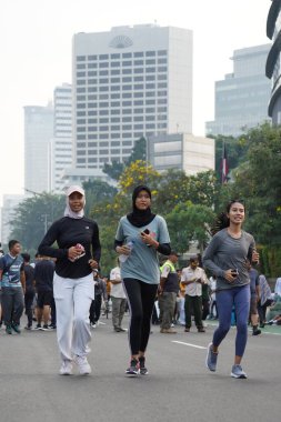 Jakarta, Endonezya 'da 12 Haziran 2024: Asyalılar Orta Jakarta' daki Sudirman-Thamrin bölgesinde koşuyorlar. Arabasız gün Sudirman - Thamrin. Odaklanamadı