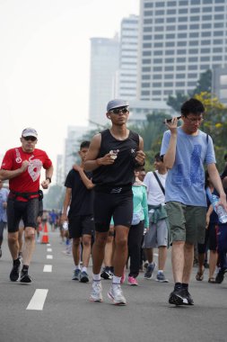 Jakarta, Endonezya 'da 12 Haziran 2024: Asyalılar Orta Jakarta' daki Sudirman-Thamrin bölgesinde koşuyorlar. Arabasız gün Sudirman - Thamrin. Odaklanamadı
