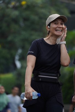 Jakarta, Endonezya 'da 12 Haziran 2024: Asyalılar Orta Jakarta' daki Sudirman-Thamrin bölgesinde koşuyorlar. Arabasız gün Sudirman - Thamrin. Odaklanamadı