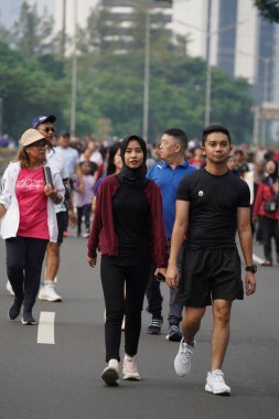 Jakarta, Endonezya 'da 12 Haziran 2024: Asyalılar Orta Jakarta' daki Sudirman-Thamrin bölgesinde koşuyorlar. Arabasız gün Sudirman - Thamrin. Odaklanamadı