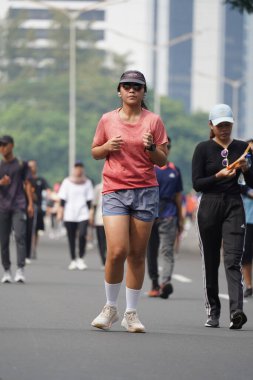 Jakarta, Endonezya 'da 12 Haziran 2024: Asyalılar Orta Jakarta' daki Sudirman-Thamrin bölgesinde koşuyorlar. Arabasız gün Sudirman - Thamrin. Odaklanamadı