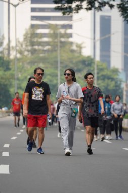 Jakarta, Endonezya 'da 12 Haziran 2024: Asyalılar Orta Jakarta' daki Sudirman-Thamrin bölgesinde koşuyorlar. Arabasız gün Sudirman - Thamrin. Odaklanamadı
