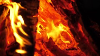 Kamp ateşinin alevleri ve kıvılcımları ağır çekimde