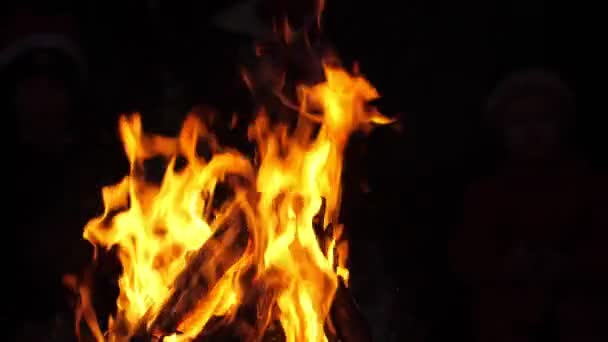 Oheň Hoří Jiskří Zpomaleně — Stock video