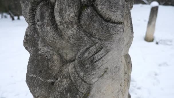Лицо Старого Подлинного Славянского Идола Украине Зимой Камера Движется Снизу — стоковое видео