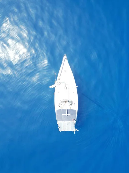 Denizde yelkenli teknesi