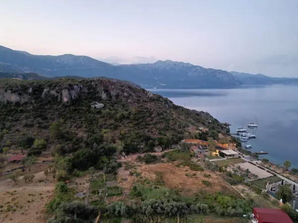 Denize ve dağlara bak.