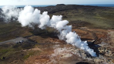 Çöldeki bir volkanın yakın çekimi.