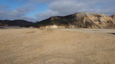 Dağlardaki gölün güzel manzarası
