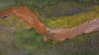 Ormandaki nehrin havadan görünüşü