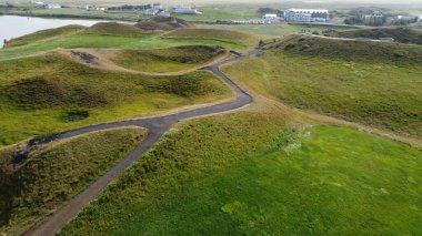 Dağlardaki yolun havadan görünüşü