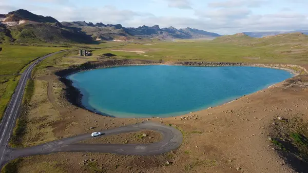 Dağlardaki gölün güzel manzarası