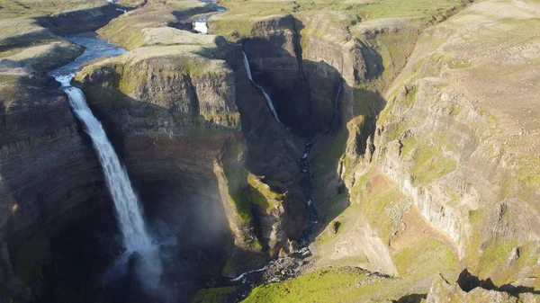 高山上美丽的瀑布 — 图库照片