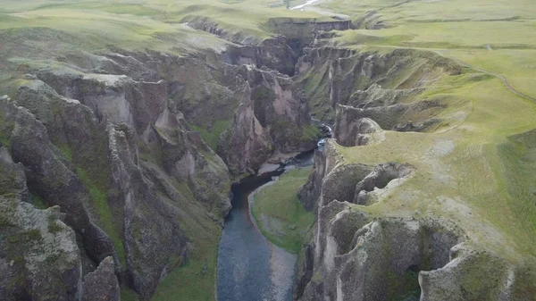 从空中俯瞰山中的河流 — 图库照片