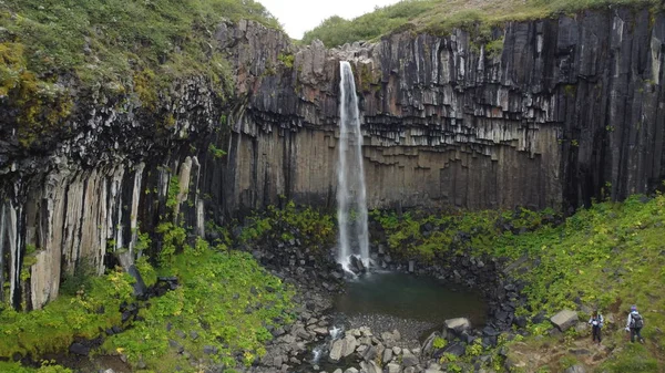 Dağlarda güzel bir şelale