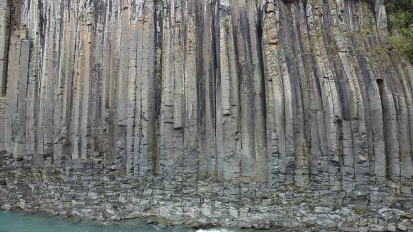Ormandaki tahta bir köprünün dikey görüntüsü.