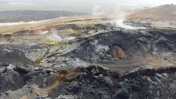 从空中俯瞰高山上的火山 — 图库照片