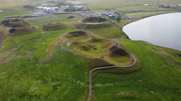 Dağlardaki nehrin havadan görünüşü