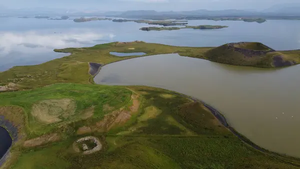 Dağlardaki nehrin havadan görünüşü