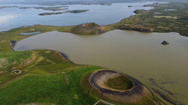 Parktaki gölün güzel manzarası