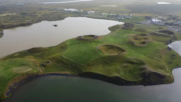 Dağlardaki nehrin havadan görünüşü