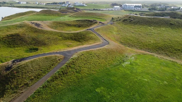 Dağlardaki yolun havadan görünüşü