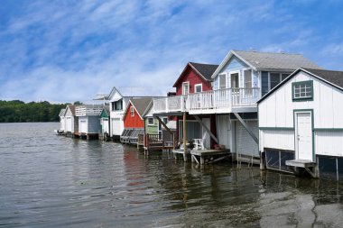 New York eyaletinin Finger Lakes bölgesinde bir göle inşa edilmiş kayıkhaneleri olan küçük kulübeler.