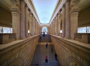 New York, New York - Ekim 2022: Ziyaretçiler Metropolitan Sanat Müzesi 'nden uzun bir koloniyle büyük bir merdivenden inerek ayrılıyorlar