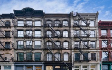 New York 'un Tribeca bölgesinde eski 19. yüzyıl binalarının cepheleri.