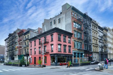 New York, New York - Ekim 2022: Tarihi Tribeca mahallesinde dekoratif çatı kornişleri ve harici yangın merdivenleri olan eski moda binalar.