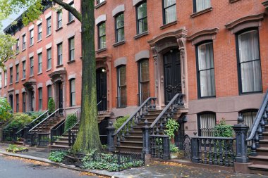New York, Greenwich Village yakınlarındaki eski kumtaşı tarzı evler.