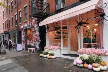 New York, New York - Ekim 2022: Greenwich Village mahallesinin yaratıcı ve renkli butikleri var.