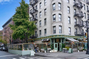 New York, New York - Ekim 2022: Greenwich Village apartmanı açık oturaklı güzel dekore edilmiş bir restoran. 