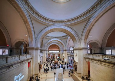 New York, New York - Ekim 2022: Metropolitan Sanat Müzesi Büyük Salonu, ikinci kattaki galeriye bakıyor..