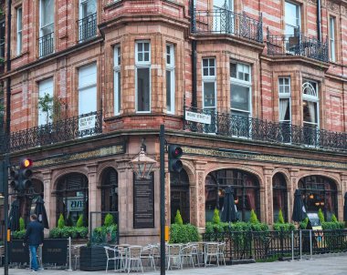 Londra, İngiltere - Eylül 2016: Mayfair 'de Audley caddesinin köşesindeki şık bir bar, plakette ismin tarihi anlatılıyor